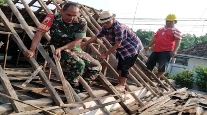 
					Foto: Seorang Babinsa bersama warga bergotong royong memperbaiki atap rumah milik Djumiati, warga Kelurahan Bendogrit, Kecamatan Sananwetan, Kota Blitar, Minggu (18/1/2026)