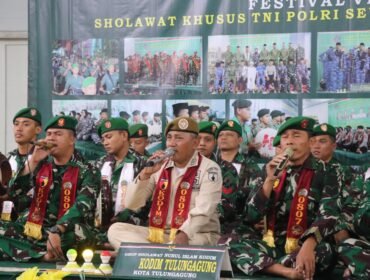 Foto: Tim Hadrah Nurul Islam Kodim 0807/Tulungagung menampilkan lantunan sholawat dalam Festival ke-8 Sholawat Khusus TNI–Polri se-Jawa Timur yang digelar di Kota Malang, Minggu (18/1/2026)