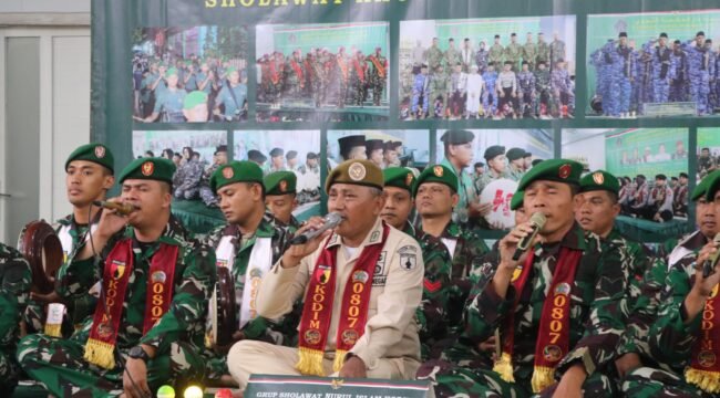Foto: Tim Hadrah Nurul Islam Kodim 0807/Tulungagung menampilkan lantunan sholawat dalam Festival ke-8 Sholawat Khusus TNI–Polri se-Jawa Timur yang digelar di Kota Malang, Minggu (18/1/2026)