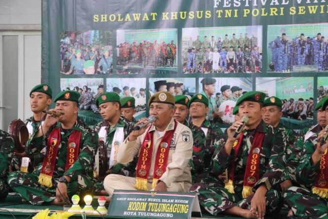 
					Foto: Tim Hadrah Nurul Islam Kodim 0807/Tulungagung menampilkan lantunan sholawat dalam Festival ke-8 Sholawat Khusus TNI–Polri se-Jawa Timur yang digelar di Kota Malang, Minggu (18/1/2026)