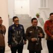 Foto: Pimpinan dan jajaran Komisi Informasi Provinsi DKI Jakarta menyampaikan pernyataan resmi terkait kewajiban pemasangan Zona Informatif bagi badan publik berpredikat Informatif, di Jakarta, Senin (19/1/2026)