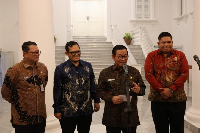 
					Foto: Pimpinan dan jajaran Komisi Informasi Provinsi DKI Jakarta menyampaikan pernyataan resmi terkait kewajiban pemasangan Zona Informatif bagi badan publik berpredikat Informatif, di Jakarta, Senin (19/1/2026)