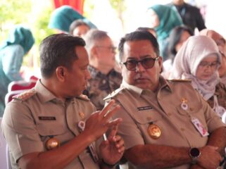 Foto: Wali Kota Administrasi Jakarta Timur bersama Wakil Gubernur DKI Jakarta tampak berbincang saat menghadiri peluncuran Program Gigi Anak Sehat (GAS) di Satuan PAUD Sejenis Negeri Bale Bermain Rubah, Kecamatan Pasar Rebo, Jakarta Timur, Senin (19/1/2026)