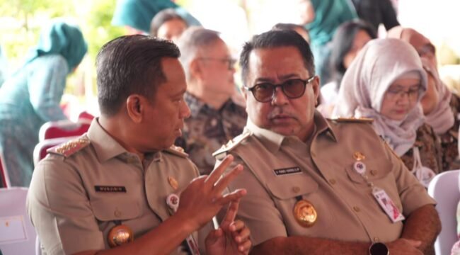 Foto: Wali Kota Administrasi Jakarta Timur bersama Wakil Gubernur DKI Jakarta tampak berbincang saat menghadiri peluncuran Program Gigi Anak Sehat (GAS) di Satuan PAUD Sejenis Negeri Bale Bermain Rubah, Kecamatan Pasar Rebo, Jakarta Timur, Senin (19/1/2026)