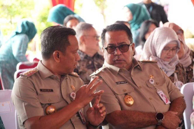 
					Foto: Wali Kota Administrasi Jakarta Timur bersama Wakil Gubernur DKI Jakarta tampak berbincang saat menghadiri peluncuran Program Gigi Anak Sehat (GAS) di Satuan PAUD Sejenis Negeri Bale Bermain Rubah, Kecamatan Pasar Rebo, Jakarta Timur, Senin (19/1/2026)