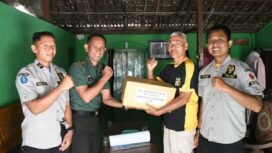 Foto: Kapenrem Penrem 081/DSJ Mayor Inf Ismail (kedua kiri) menyerahkan tali asih kepada purnatugas ASN Penrem 081/DSJ saat anjangsana di Desa Winong, Kecamatan Maospati, Kabupaten Magetan, Selasa (20/1/2026)