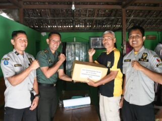 Foto: Kapenrem Penrem 081/DSJ Mayor Inf Ismail (kedua kiri) menyerahkan tali asih kepada purnatugas ASN Penrem 081/DSJ saat anjangsana di Desa Winong, Kecamatan Maospati, Kabupaten Magetan, Selasa (20/1/2026)