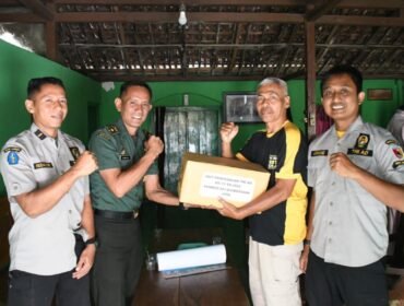 Foto: Kapenrem Penrem 081/DSJ Mayor Inf Ismail (kedua kiri) menyerahkan tali asih kepada purnatugas ASN Penrem 081/DSJ saat anjangsana di Desa Winong, Kecamatan Maospati, Kabupaten Magetan, Selasa (20/1/2026)