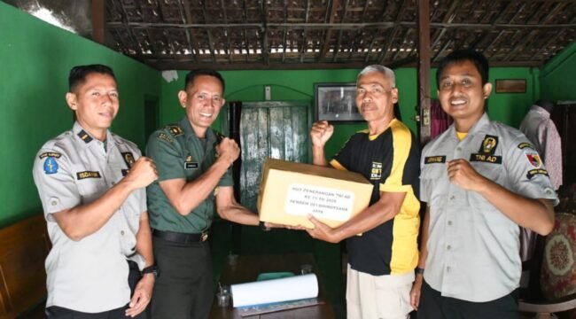 Foto: Kapenrem Penrem 081/DSJ Mayor Inf Ismail (kedua kiri) menyerahkan tali asih kepada purnatugas ASN Penrem 081/DSJ saat anjangsana di Desa Winong, Kecamatan Maospati, Kabupaten Magetan, Selasa (20/1/2026)