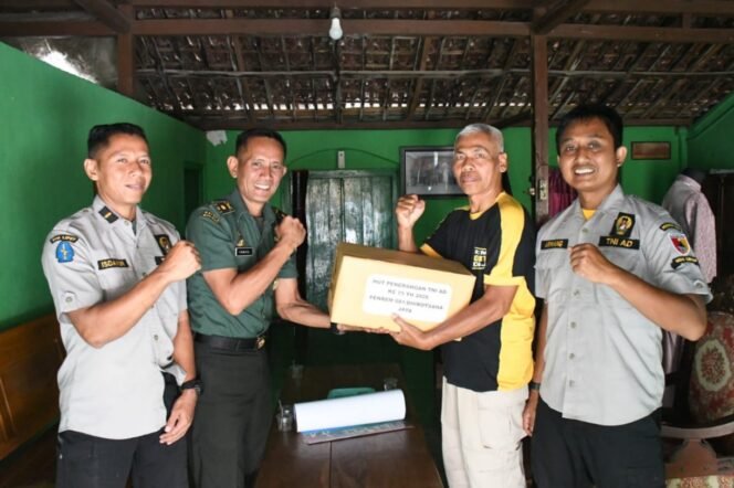 
					Foto: Kapenrem Penrem 081/DSJ Mayor Inf Ismail (kedua kiri) menyerahkan tali asih kepada purnatugas ASN Penrem 081/DSJ saat anjangsana di Desa Winong, Kecamatan Maospati, Kabupaten Magetan, Selasa (20/1/2026)