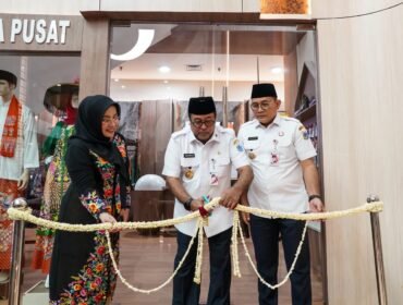 Foto: Wakil Gubernur DKI Jakarta didampingi Arifin dan Yenny Arifin Wali Kota Administrasi Jakarta Pusat
