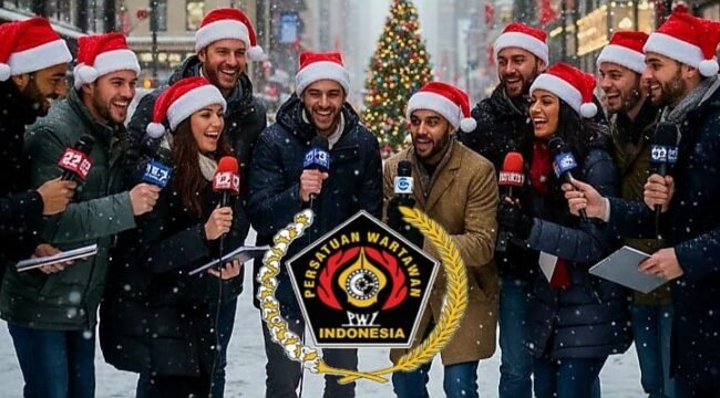Foto: Wartawan mengenakan atribut Natal berpose bersama dengan latar suasana perayaan Natal, menggambarkan semangat kebersamaan dan sukacita jelang Natal Bersama Wartawan Kristiani yang akan digelar oleh PWI Pusat di Jakarta