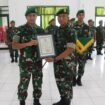Foto: Komandan Kodim 0807/Tulungagung menyerahkan piagam penghargaan kepada perwira yang melaksanakan Laporan Korps Pindah Satuan dalam sebuah upacara di Aula Pandu Sakti Kodim 0807/Tulungagung, Kabupaten Tulungagung, Jawa Timur, Jumat