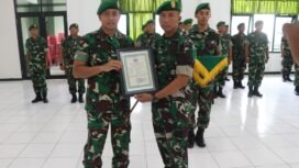 Foto: Komandan Kodim 0807/Tulungagung menyerahkan piagam penghargaan kepada perwira yang melaksanakan Laporan Korps Pindah Satuan dalam sebuah upacara di Aula Pandu Sakti Kodim 0807/Tulungagung, Kabupaten Tulungagung, Jawa Timur, Jumat