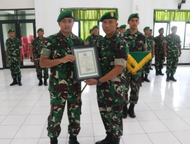 Foto: Komandan Kodim 0807/Tulungagung menyerahkan piagam penghargaan kepada perwira yang melaksanakan Laporan Korps Pindah Satuan dalam sebuah upacara di Aula Pandu Sakti Kodim 0807/Tulungagung, Kabupaten Tulungagung, Jawa Timur, Jumat