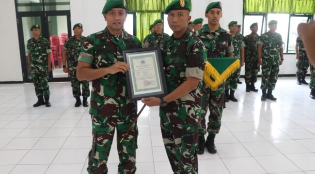 Foto: Komandan Kodim 0807/Tulungagung menyerahkan piagam penghargaan kepada perwira yang melaksanakan Laporan Korps Pindah Satuan dalam sebuah upacara di Aula Pandu Sakti Kodim 0807/Tulungagung, Kabupaten Tulungagung, Jawa Timur, Jumat