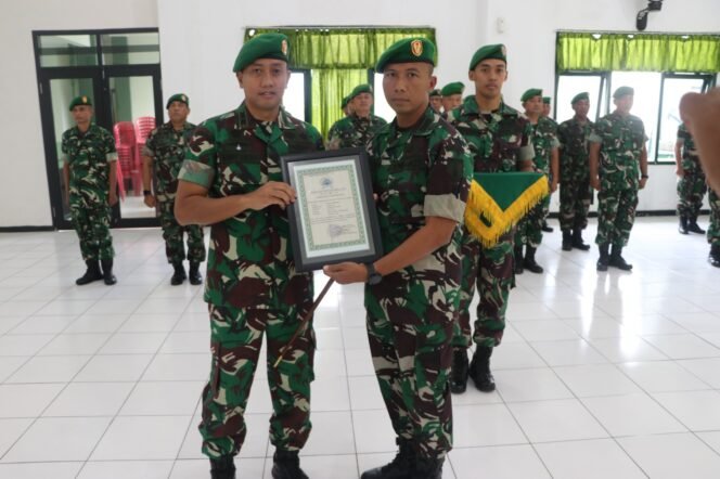 
					Foto: Komandan Kodim 0807/Tulungagung menyerahkan piagam penghargaan kepada perwira yang melaksanakan Laporan Korps Pindah Satuan dalam sebuah upacara di Aula Pandu Sakti Kodim 0807/Tulungagung, Kabupaten Tulungagung, Jawa Timur, Jumat