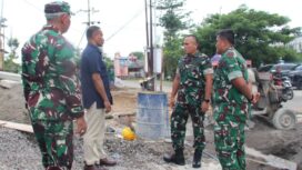 Foto: Komandan Korem 081/DSJ Kolonel Arm Untoro Hariyanto (kedua kanan) berdialog dengan jajaran TNI dan perangkat desa saat meninjau progres pembangunan Koperasi Desa/Kelurahan Merah Putih (KDKMP) di Kabupaten Ngawi, Jawa Timur