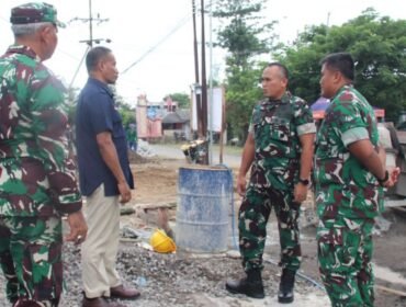 Foto: Komandan Korem 081/DSJ Kolonel Arm Untoro Hariyanto (kedua kanan) berdialog dengan jajaran TNI dan perangkat desa saat meninjau progres pembangunan Koperasi Desa/Kelurahan Merah Putih (KDKMP) di Kabupaten Ngawi, Jawa Timur