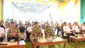 Foto: Danrem 081/DSJ Kolonel Arm Untoro Hariyanto bersama unsur Forkopimda dan masyarakat mengikuti secara virtual kegiatan panen raya serta pengumuman swasembada pangan yang dipimpin Presiden Prabowo di Karawang