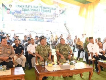 Foto: Danrem 081/DSJ Kolonel Arm Untoro Hariyanto bersama unsur Forkopimda dan masyarakat mengikuti secara virtual kegiatan panen raya serta pengumuman swasembada pangan yang dipimpin Presiden Prabowo di Karawang