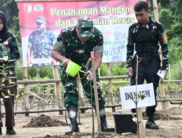 Foto: Foto: Komandan Korem 081/DSJ Kolonel Arm Untoro Hariyanto bersama Forkopimda dan elemen masyarakat melakukan penanaman bibit mangrove di kawasan Pantai Watu Mejo, Pacitan