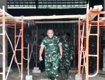Foto: Danrem 081/DSJ Kolonel Arm Untoro Hariyanto meninjau langsung progres pembangunan Koperasi Desa/Kelurahan Merah Putih (KDKMP) di Kelurahan Sidoharjo, Kecamatan Pacitan, Kabupaten Pacitan, Jumat (9/1/2026)