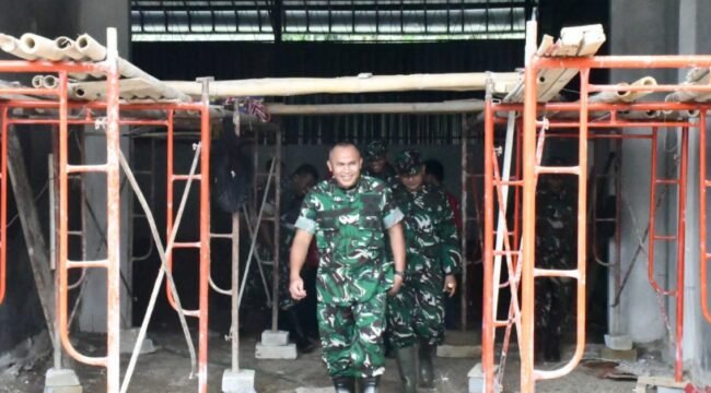 Foto: Danrem 081/DSJ Kolonel Arm Untoro Hariyanto meninjau langsung progres pembangunan Koperasi Desa/Kelurahan Merah Putih (KDKMP) di Kelurahan Sidoharjo, Kecamatan Pacitan, Kabupaten Pacitan, Jumat (9/1/2026)