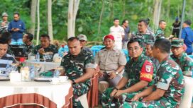 Foto: Peninjauan Lokasi Jembatan Gantung di Blitar
Danrem 081/DSJ Kolonel Arm Untoro Haryanto didampingi Dandim 0808/Blitar Letkol Inf Virlani Arudyawan bersama jajaran saat meninjau lokasi sasaran pembangunan jembatan gantung program Presiden RI di Kabupaten Blitar, Jawa Timur