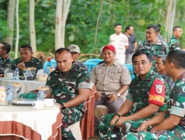 Foto: Peninjauan Lokasi Jembatan Gantung di Blitar
Danrem 081/DSJ Kolonel Arm Untoro Haryanto didampingi Dandim 0808/Blitar Letkol Inf Virlani Arudyawan bersama jajaran saat meninjau lokasi sasaran pembangunan jembatan gantung program Presiden RI di Kabupaten Blitar, Jawa Timur