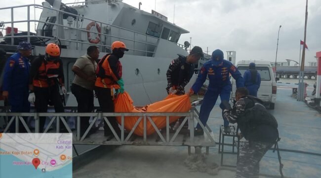 Foto: Tim SAR gabungan mengevakuasi jenazah korban kecelakaan laut ke Dermaga Lanal Tanjung Balai Karimun