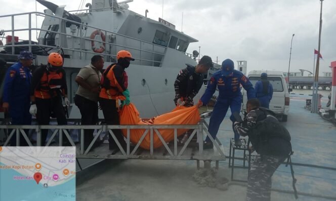 
					Foto: Tim SAR gabungan mengevakuasi jenazah korban kecelakaan laut ke Dermaga Lanal Tanjung Balai Karimun