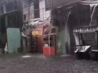 Foto: Genangan banjir merendam kawasan permukiman warga di Tegal Alur, Jakarta Barat, Kamis