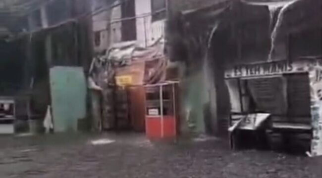 Foto: Genangan banjir merendam kawasan permukiman warga di Tegal Alur, Jakarta Barat, Kamis