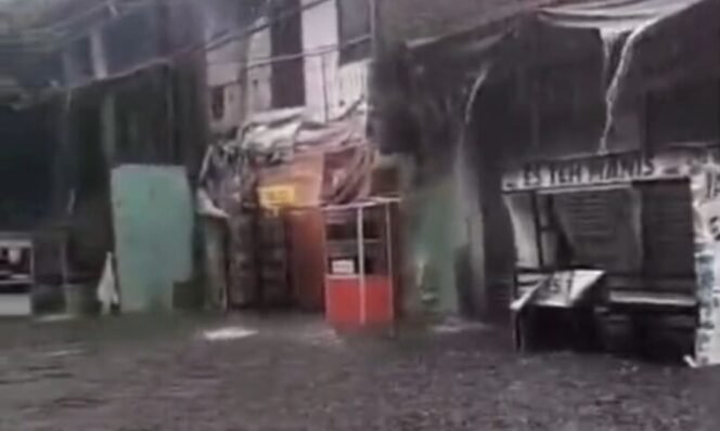 
					Foto: Genangan banjir merendam kawasan permukiman warga di Tegal Alur, Jakarta Barat, Kamis