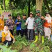 Foto: Personel TNI, Polri, Perhutani, dan masyarakat berpose bersama usai melakukan penanaman pohon di kawasan sumber mata air Ingas Winong, Desa Ngulanwetan, Kecamatan Pogalan, Kabupaten Trenggalek