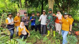 Foto: Personel TNI, Polri, Perhutani, dan masyarakat berpose bersama usai melakukan penanaman pohon di kawasan sumber mata air Ingas Winong, Desa Ngulanwetan, Kecamatan Pogalan, Kabupaten Trenggalek
