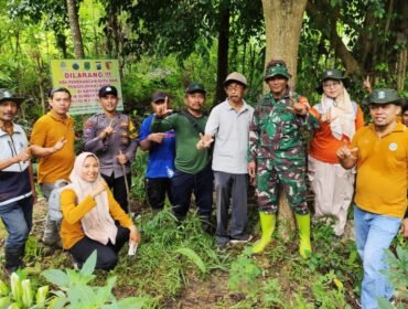 Foto: Personel TNI, Polri, Perhutani, dan masyarakat berpose bersama usai melakukan penanaman pohon di kawasan sumber mata air Ingas Winong, Desa Ngulanwetan, Kecamatan Pogalan, Kabupaten Trenggalek