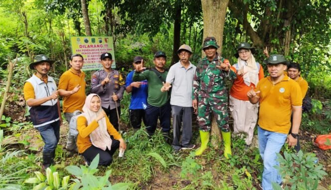 
					Foto: Personel TNI, Polri, Perhutani, dan masyarakat berpose bersama usai melakukan penanaman pohon di kawasan sumber mata air Ingas Winong, Desa Ngulanwetan, Kecamatan Pogalan, Kabupaten Trenggalek