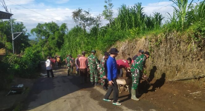
					Foto: Personel TNI dari Koramil 0806-04/Bendungan bersama warga Desa Masaran bergotong royong membersihkan saluran air dan material tanah di tepi jalan desa, Kecamatan Bendungan, Kabupaten Trenggalek, Jumat (16/1/2026)