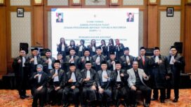 Foto: Pengurus Dewan Pimpinan Pusat Dewan Pergerakan Advokat Republik Indonesia (DePA-RI) bersama para advokat yang baru dilantik berfoto bersama usai acara Pengangkatan Advokat DePA-RI dan Forum Diskusi “Advokat dalam Transisi Hukum Nasional” di Hotel Santika Semarang