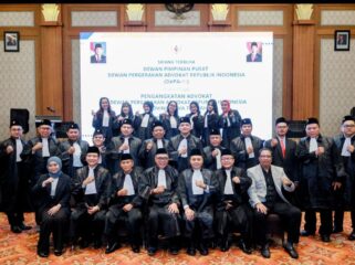 Foto: Pengurus Dewan Pimpinan Pusat Dewan Pergerakan Advokat Republik Indonesia (DePA-RI) bersama para advokat yang baru dilantik berfoto bersama usai acara Pengangkatan Advokat DePA-RI dan Forum Diskusi “Advokat dalam Transisi Hukum Nasional” di Hotel Santika Semarang