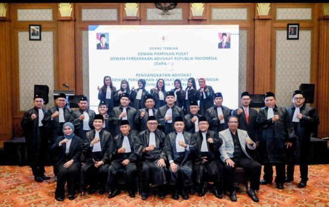 
					Foto: Pengurus Dewan Pimpinan Pusat Dewan Pergerakan Advokat Republik Indonesia (DePA-RI) bersama para advokat yang baru dilantik berfoto bersama usai acara Pengangkatan Advokat DePA-RI dan Forum Diskusi “Advokat dalam Transisi Hukum Nasional” di Hotel Santika Semarang