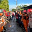 Foto: Tim SAR Gabungan mengikuti apel dan pengarahan sebelum diberangkatkan menuju lokasi pencarian puing pesawat ATR 42-500 di kawasan Gunung Bulusaraung, Kecamatan Balocci, Kabupaten Pangkep, Sulawesi Selatan, Minggu (18/1/2026)