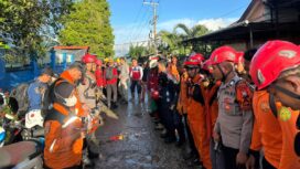 Foto: Tim SAR Gabungan mengikuti apel dan pengarahan sebelum diberangkatkan menuju lokasi pencarian puing pesawat ATR 42-500 di kawasan Gunung Bulusaraung, Kecamatan Balocci, Kabupaten Pangkep, Sulawesi Selatan, Minggu (18/1/2026)