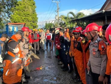 Foto: Tim SAR Gabungan mengikuti apel dan pengarahan sebelum diberangkatkan menuju lokasi pencarian puing pesawat ATR 42-500 di kawasan Gunung Bulusaraung, Kecamatan Balocci, Kabupaten Pangkep, Sulawesi Selatan, Minggu (18/1/2026)