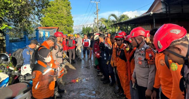 
					Foto: Tim SAR Gabungan mengikuti apel dan pengarahan sebelum diberangkatkan menuju lokasi pencarian puing pesawat ATR 42-500 di kawasan Gunung Bulusaraung, Kecamatan Balocci, Kabupaten Pangkep, Sulawesi Selatan, Minggu (18/1/2026)
