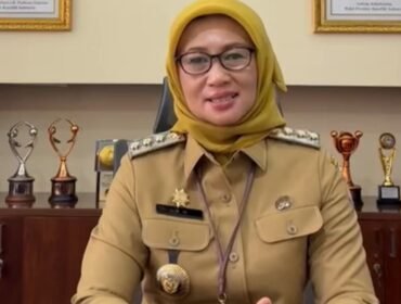 Foto: Iin Mutmainnah menyampaikan ucapan selamat Milad ke-6 Relawan Antar Generasi (RANGER) di ruang kerjanya, Kantor Wali Kota Administrasi Jakarta Barat, Kamis (22/1/2026)