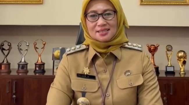 Foto: Iin Mutmainnah menyampaikan ucapan selamat Milad ke-6 Relawan Antar Generasi (RANGER) di ruang kerjanya, Kantor Wali Kota Administrasi Jakarta Barat, Kamis (22/1/2026)