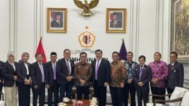 Foto: Gubernur Lemhannas RI Ace Hasan Syadzily (tengah) berfoto bersama Tim Presidium Perwakilan DPD dan DPA IKAL Lemhannas usai audiensi di Kampus Lemhannas RI, Jakarta